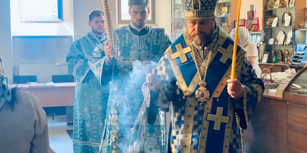 Вечернее богослужение с чином погребения Пресвятой Богородицы совершил епископ Фома в Георгиевском соборе Одинцова