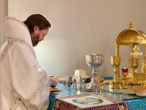 Во Вселенскую родительскую субботу архиепископ Фома совершил Литургию в Георгиевском соборе Одинцова