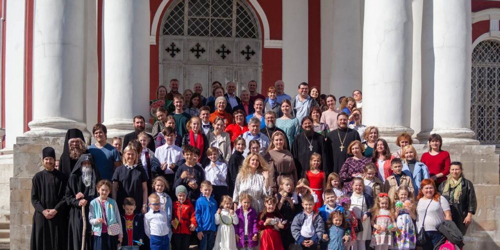 Архиепископ Одинцовский и Красногорский Фома посетил Пасхальный праздник в воскресной школе Богоявленского собора