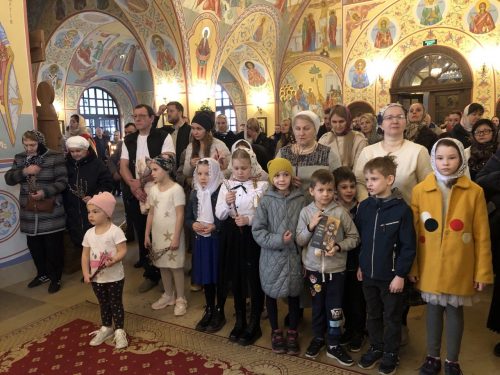 Воспитанники воскресной школы храма «Неувядаемый Цвет» в Рублево подготовили поделки на Пасхальную ярмарку
