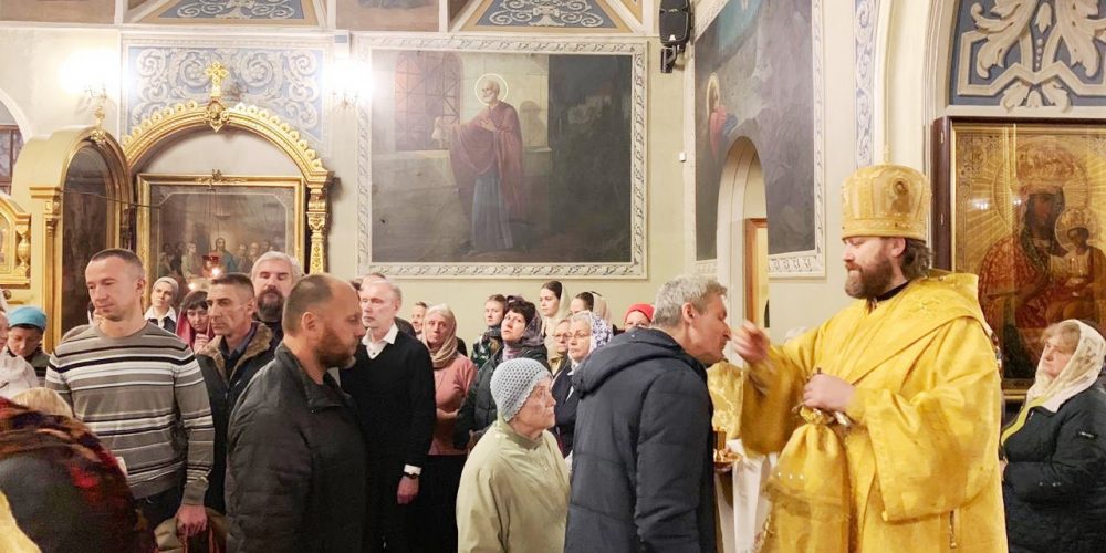 Епископ Фома совершил всенощное бдение в храме святителя Николая в Хамовниках (+ фото)