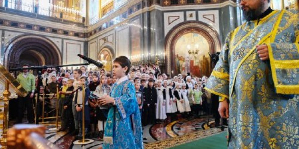Юные чтецы храма Александра Невского приняли участие в Патриаршем богослужении