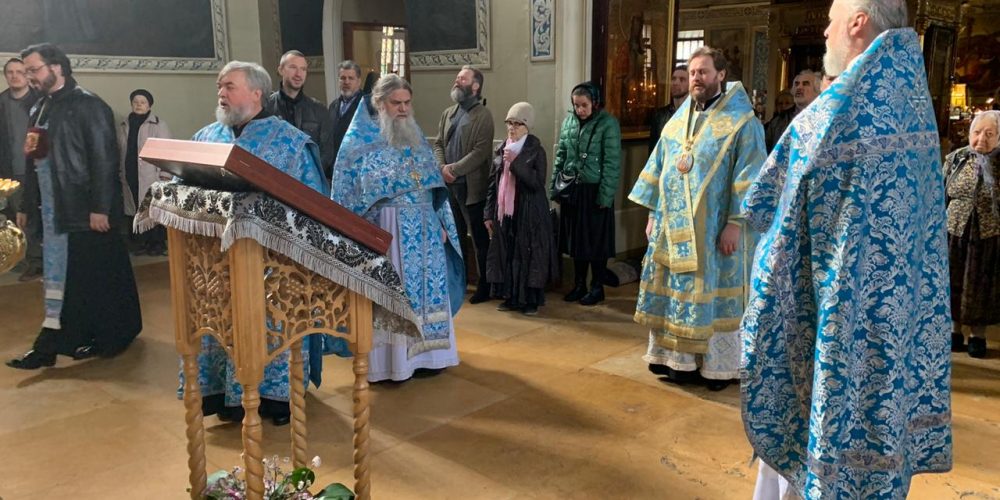 Епископ Фома совершил Божественную литургию в Хамовниках