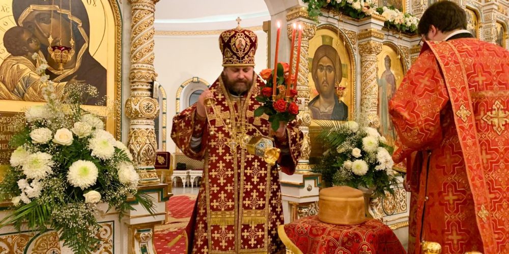 Епископ Фома совершил ночное Пасхальное богослужение в соборном храме в Переделкино (+ фото)