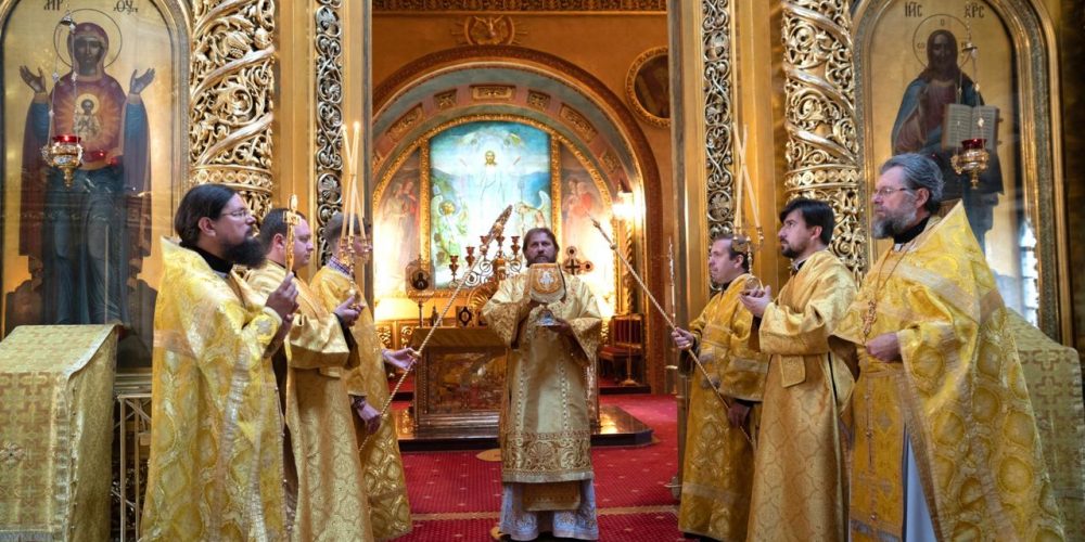 Епископ Фома совершил Божественную литургию в Елоховском кафедральном соборе