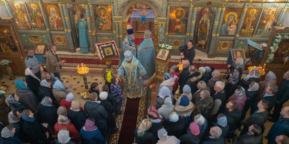 Архиерейское богослужение на престольный праздник в храме Казанской иконы Божией Матери в Мещерском 4 ноября 2019 (видео)