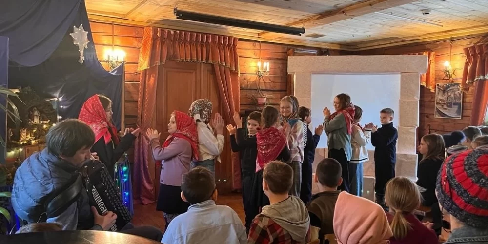 В храм святителя Димитрия Ростовского в Очакове пришли школьники на Рождественскую экскурсию