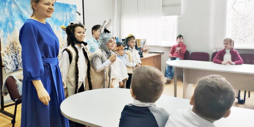 Ребята из воскресной школы храма Смоленской иконы Божией Матери в Фили-Давыдкове дали мини-концерт в общеобразовательной школе