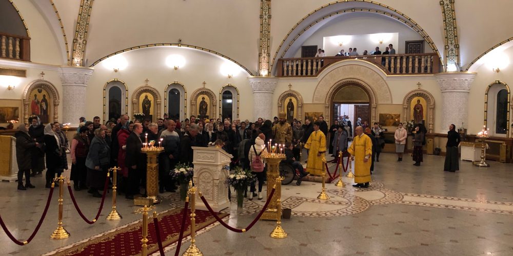 Епископ Фома совершил всенощное бдение в соборном храме в Переделкино