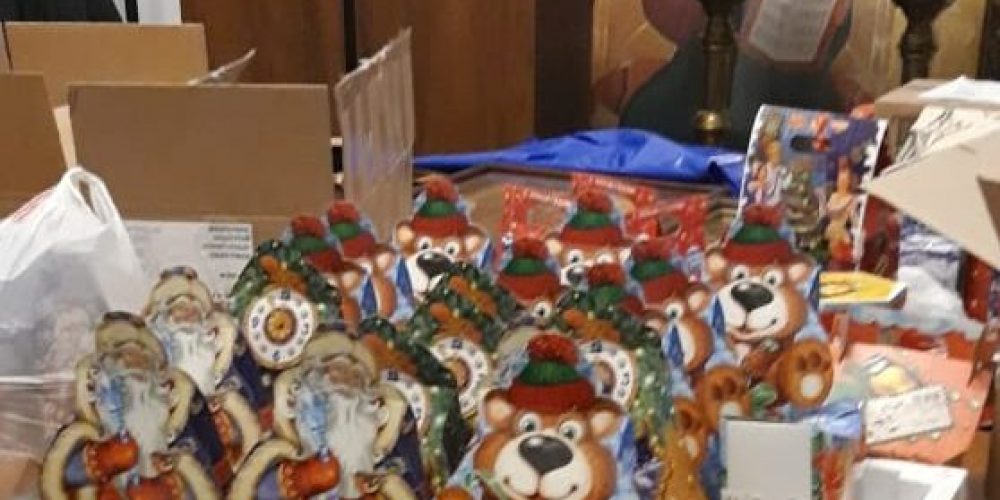Волонтеры храма свт. Иова передали  подарки прихожанам храма Рождества Христова в Урюпинске
