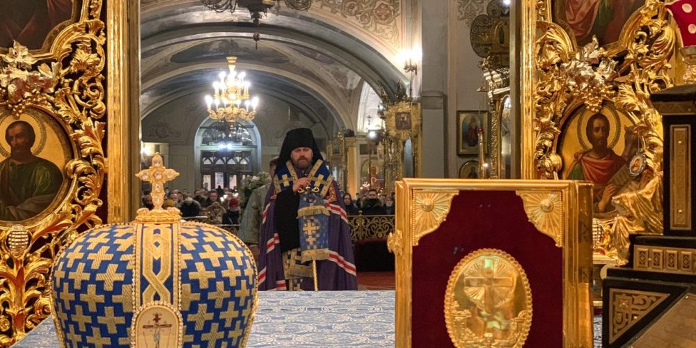 В канун праздника Сретения Господа епископ Павлово-Посадский Фома совершил всенощное бдение в Богоявленском соборе