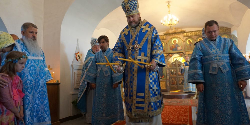 Архиепископ Фома совершил Литургию в Смоленском храме в Рузском округе