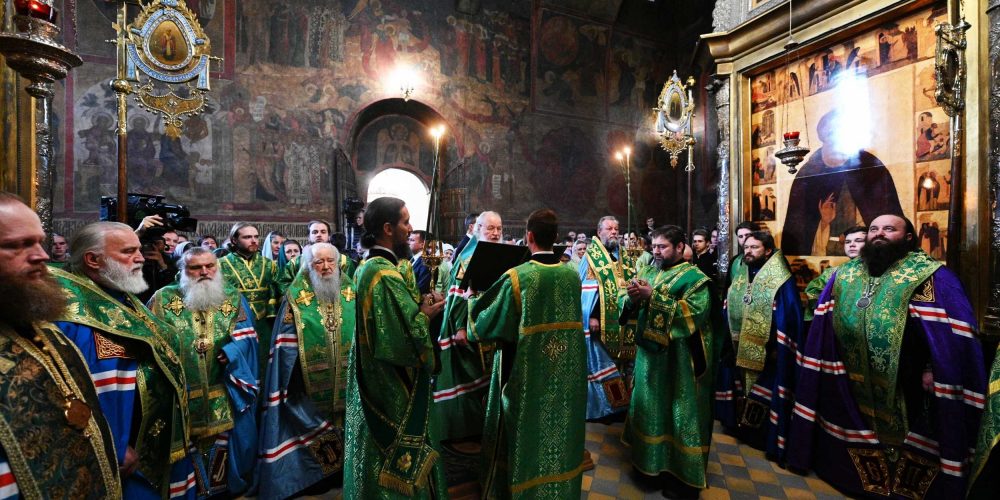 Епископ Фома сослужил Святейшему Патриарху за малой вечерней в Троице-Сергиевой лавре