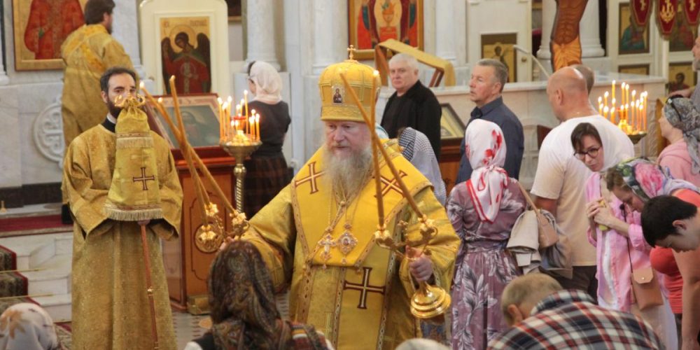 Архиепископ Ипатий совершил богослужения архиерейским чином в храме Знамения в Кунцеве