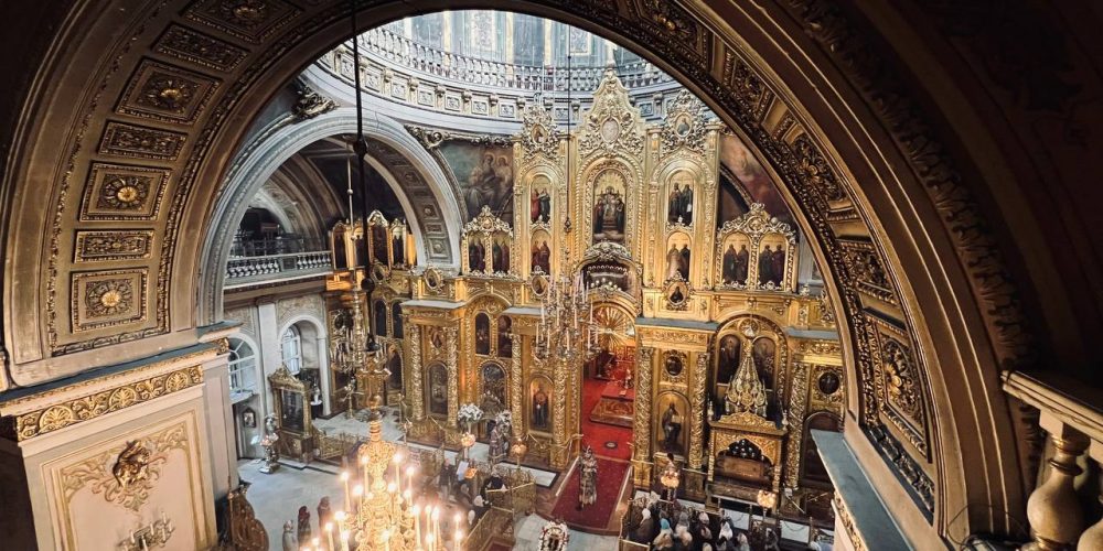 Владыка Фома совершил Божественную литургию в Богоявленском соборе в великий двунадесятый праздник