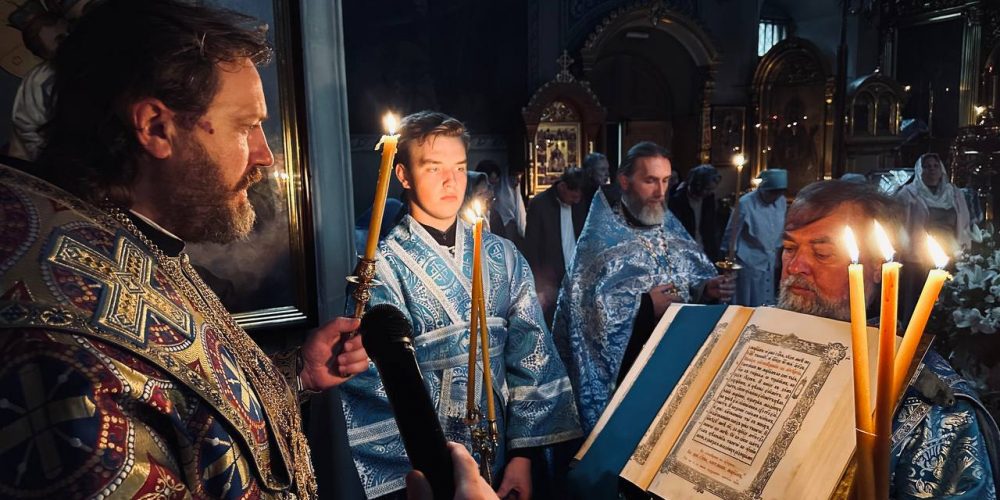 Архиепископ Фома совершил утреню с чином Погребения Пресвятой Богородицы