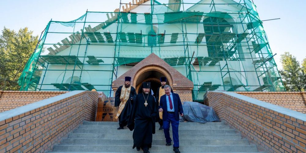 Архиепископ Фома освятил накупольный крест для строящегося храма князя Александра Невского в Хорошеве