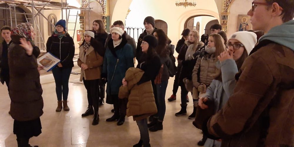 Храм Александра Невского при МГИМО посетили венгерские школьники