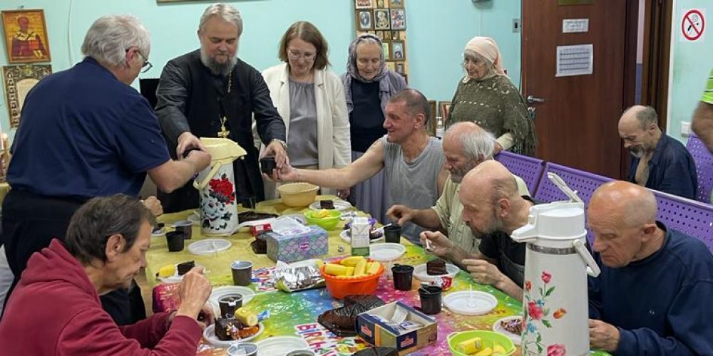 Клирик храма прп. Андрея Рублева в Раменках совершил молебен в приюте для бездомных