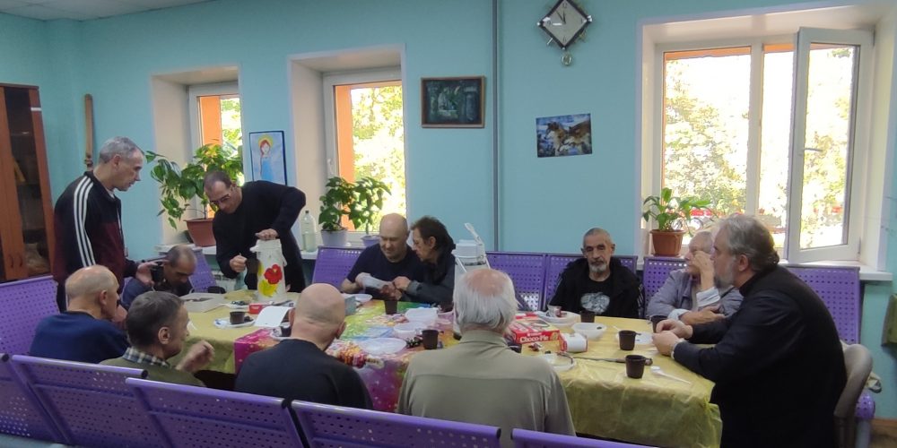 Клирик храма прп. Андрея Рублева с добровольцами группы милосердия посетил приют для бездомных