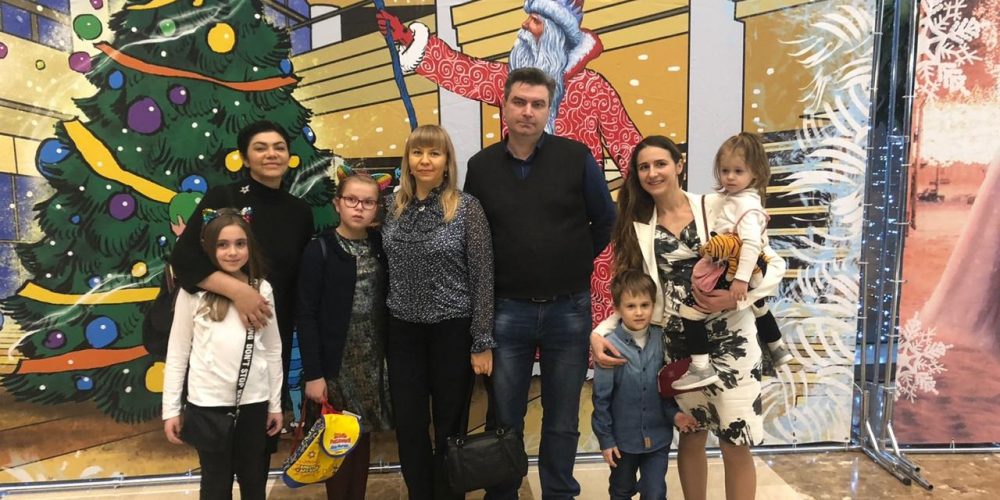 Семьи прихожан храма преподобного Андрея Рублева в Раменках посетили новогоднее представление в «Крокус-сити-холл»
