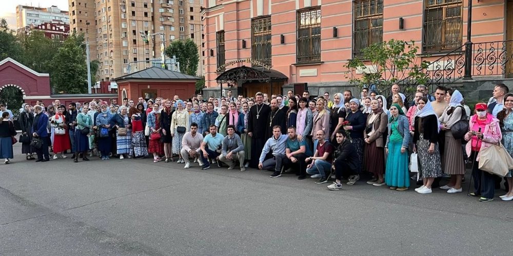 Молодежные объединения Западного викариатства приняли участие в общемосковском молебне