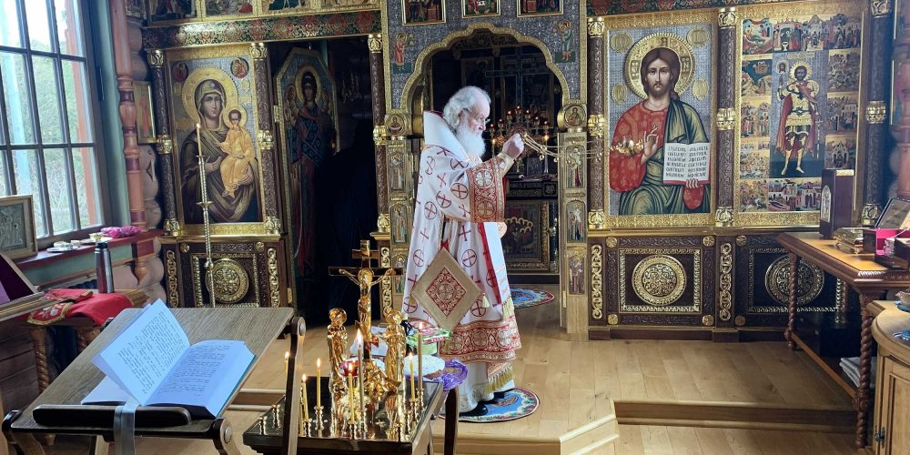 В день Радоницы Святейший Патриарх Кирилл совершил Литургию и пасхальное поминовение усопших