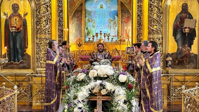 В праздник Воздвижения Креста Господня архиепископ Фома совершил Литургию в Богоявленском соборе