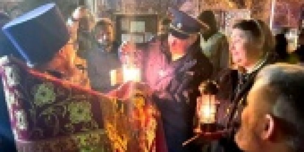 Члены Организации российских юных разведчиков в храме Воскресения Христова в Толстопальцево встретили Благодатный огонь