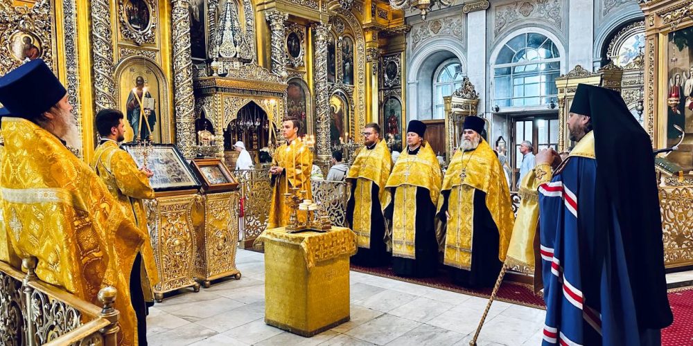 Архиепископ Одинцовский и Красногорский Фома совершил всенощное бдение в Богоявленском соборе