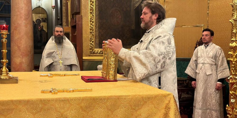 В  Димитриевскую родительскую субботу архиепископ Фома совершил раннюю Литургию в Богоявленском соборе