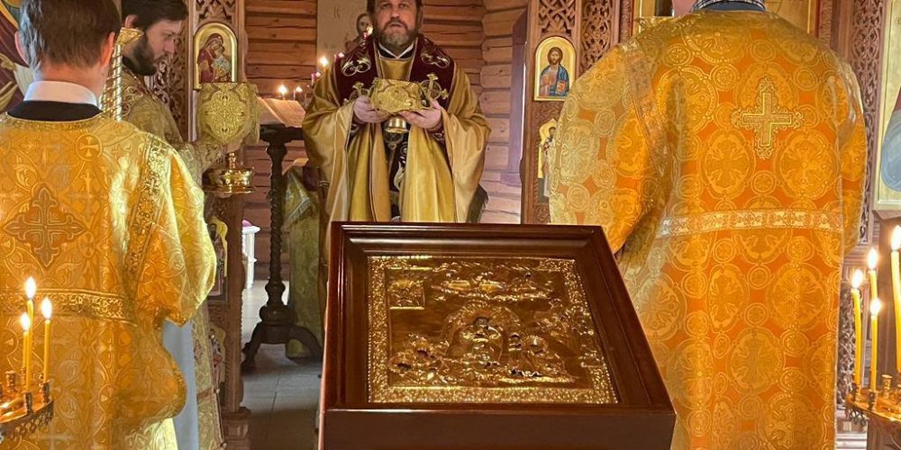Архиепископ Одинцовский и Красногорский Фома совершил Литургию в храме Илии Пророка в рабочем поселке Новоивановское