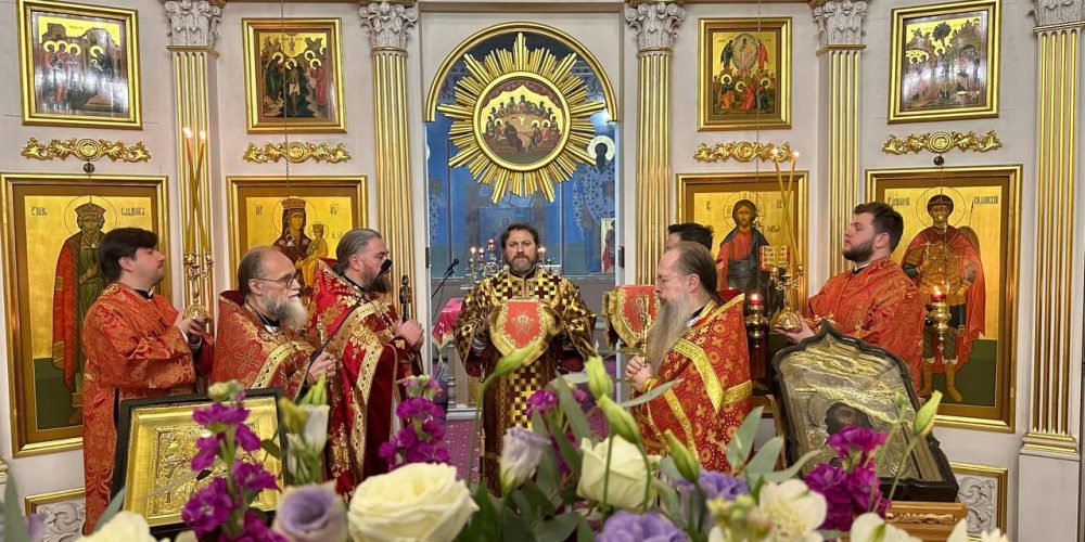 В престольный праздник храма вмч. Димитрия Солунского в Большом Тёсово архиепископ Фома совершил  Литургию