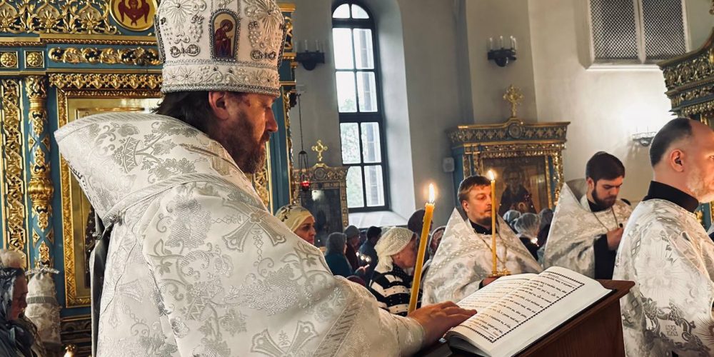 Архиепископ Фома совершил парастас накануне Троицкой Родительской субботы