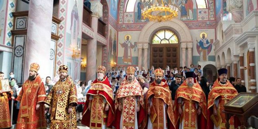 Епископ Фома сослужил митрополиту Самарскому и Новокуйбышевскому Сергию на Литургии в Софийском соборе Самары