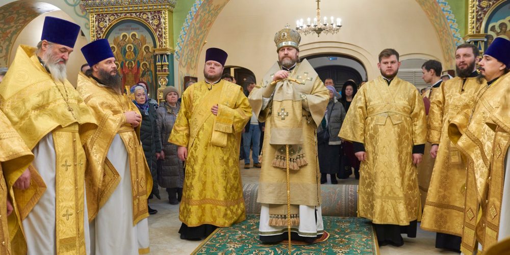 Литургию в престольный праздник в храме Александра Невского при МГИМО совершил архиепископ Фома