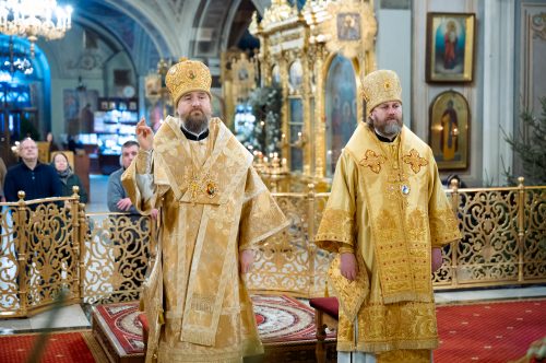 Архиепископ Фома сослужил митрополиту Воскресенскому Григорию за Литургией в Богоявленском соборе