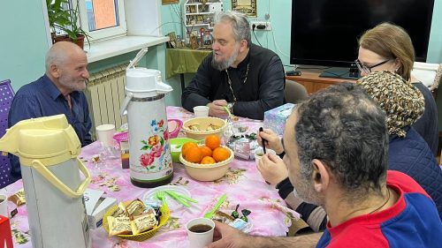 Клирик храма прп. Андрея Рублева и добровольцы милосердия посетили приют для бездомных