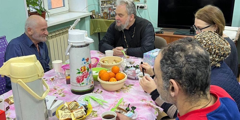 Клирик храма прп. Андрея Рублева и добровольцы милосердия посетили приют для бездомных