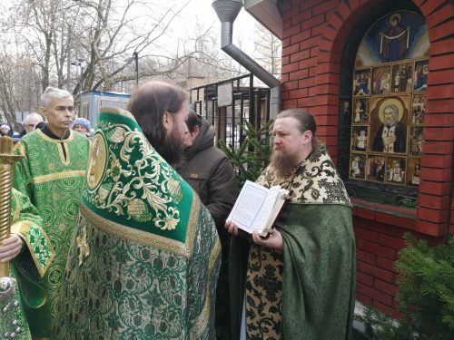 В день престольного праздника состоялись праздничное богослужение и крестный ход в храме преподобного Серафима Саровского в Кунцеве