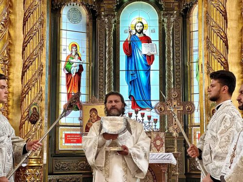 В Неделю 12-ю по Пятидесятнице архиепископ Фома совершил Литургию в Георгиевском храме Одинцова