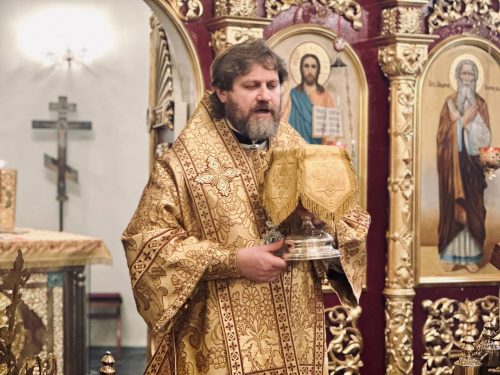 Литургию в храме ап. Андрея на Ваганьковском кладбище совершил архиепископ Фома