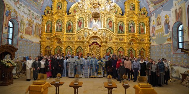 Молодёжные активы приходов Западного викариатства молились на Литургии в храме Смоленской иконы Божией Матери