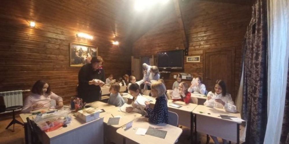 В детском православном клубе храма свт. Спиридона Тримифунтского провели мастер-класс по художественному вышиванию