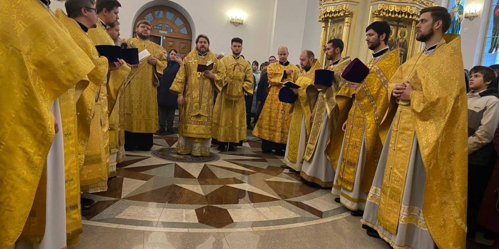 В Неделю 21-ю по Пятидесятнице епископ Фома совершил Литургию в Георгиевском соборе г. Одинцово
