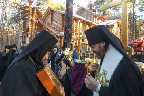 Архиепископ Фома совершил чин освящения крестов на куполах храма во имя прп. Силуана Афонского