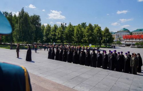 Архиепископ Фома принял участие в церемонии возложения венка к могиле Неизвестного солдата