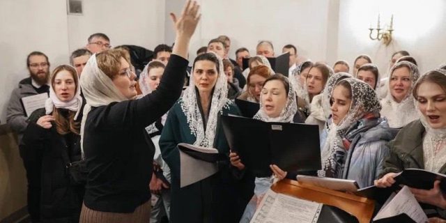Молодежный хор Западного викариатства исполнил молебное пение акафиста блаженной Матроны Московской в Покровском монастыре