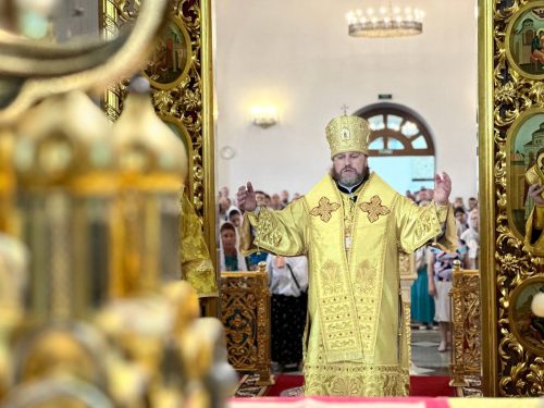 В Неделю Всех святых, в земле Русской просиявших архиепископ Фома совершил Литургию в Георгиевском соборе Одинцова