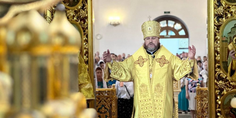В Неделю Всех святых, в земле Русской просиявших архиепископ Фома совершил Литургию в Георгиевском соборе Одинцова